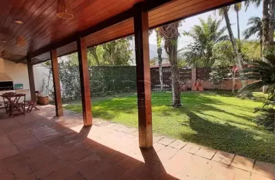 Casa de temporada com churrasqueira e amplo jardim, perto do mar, na praia do lázaro em ubatuba!