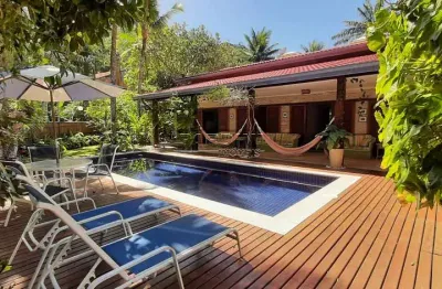 Casa em condomínio, com 5 suítes, piscina, a 150 metros do mar, na praia da domingas dias em ubatuba!