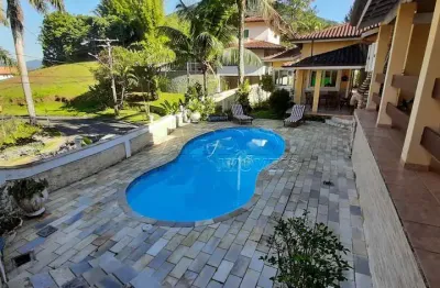 Casa em condomínio com piscina, churrasqueira, a apenas 200m da praia da santa rita em ubatuba!