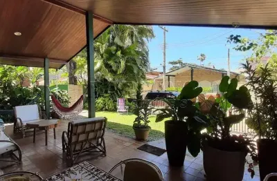 Casa em condomínio com 4 suítes e espaço gourmet na praia do lázaro em ubatuba!