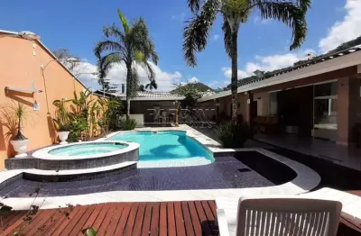 Casa clean em condomínio, com piscina, espaço gourmet, ampla varanda, na praia do lázaro em ubatuba!