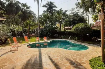 Casa de temporada em condomínio com piscina e espaço gourmet, a 130 metros da praia do lázaro em ubatuba!