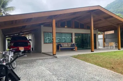 Linda casa em condomínio, com 4 suítes e varanda gourmet, na praia do Lázaro em Ubatuba!