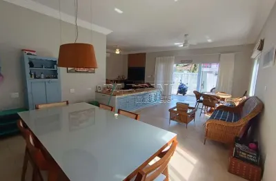 Ótima casa em condomínio com 6 dormitórios e espaço gourmet, pertinho do mar, na praia do Lázaro em Ubatuba!