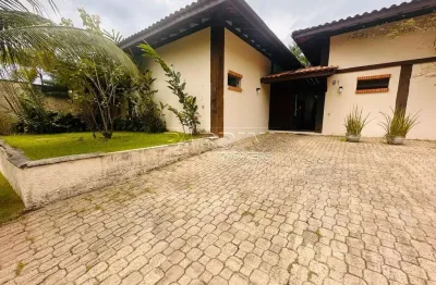 Belíssima casa em condomínio com 4 suítes, varanda com espaço gourmet e piscina, na praia Dura em Ubatuba!