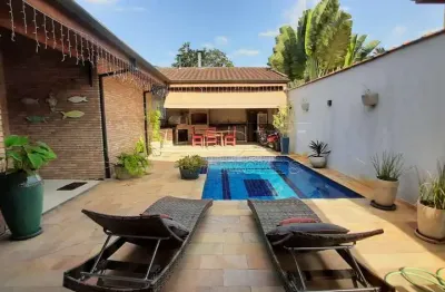 Ótima casa de temporada em condomínio com 4 dormitórios, piscina e espaço gourmet, na praia do Lázaro em Ubatuba!