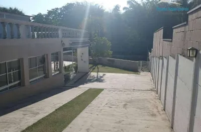 Ótima chácara, muito bem localizada, próxima a comércios e fácil e rápido acesso às rodovias!