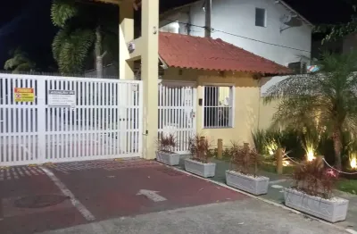 Linda casa dúplex. 2 qtos, varanda, quintal, condomínio fechado com segurança