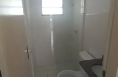 Linda casa dúplex. 2 qtos, varanda, quintal, condomínio fechado com segurança