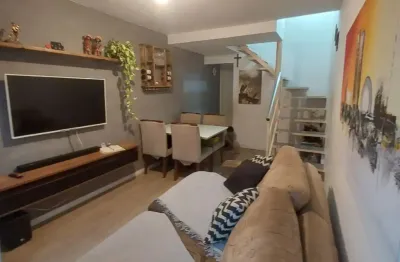 Linda casa, de 2 quartos com garagem, varanda, condominio fechado com area de lazer
