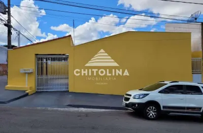 Casa padrão em ótima localização!! - com 2 dormitórios sendo uma suíte, sala, cozinha americana, despensa, banheiro social, área de serviço coberta e