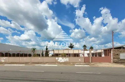 Área comercial em ótima localização!! - com 2 salas, 3 banheiros, copa e recepção, espeço amplo para vagas de carros. agende uma visita e confira os