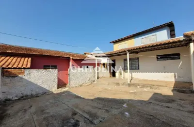 Casa padrão de fundo, esperando pela sua decoração!! - com 1 dormitório, sala, cozinha, banheiro social, área de serviço e quintal. agende uma visita