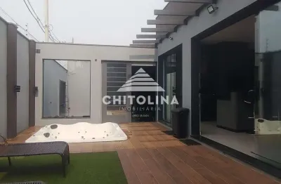 Linda casa, com 2 suites, garagem coberta para 4 carros, acabamento de alto padrão.