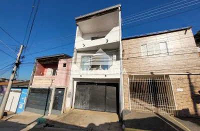 Casa padrão, esperando pela sua decoração!! - com 2 dormitórios sendo um suíte, sala, lavabo, copa, cozinha, banheiro social, área de serviço coberta
