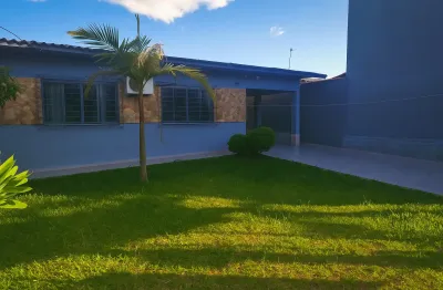 Amplo imóvel com duas residências, pátio e garagem coberta!