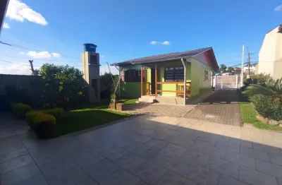 Casa com dois imóveis no mesmo terreno, espaço de sobra e excelente localização!