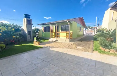 Casa com dois imóveis no mesmo terreno, espaço de sobra e excelente localização!