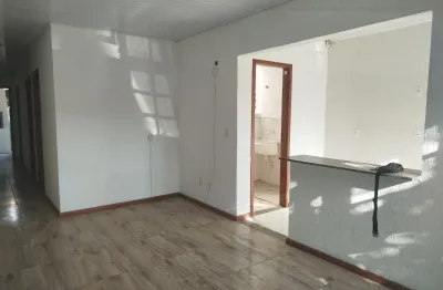 Casa com 65m², suíte e excelente iluminação em localização privilegiada