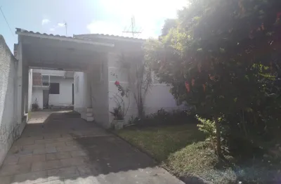 Imóvel com 3 residências no mesmo terreno a 300m da Av. Flores da Cunha