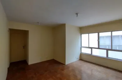Próximo a igreja claro silencioso vaga na escritura.