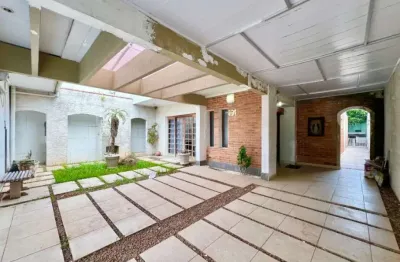 Casa isolada 3 quartos sendo 1 suite
Edícula com banheiro, terraço e churrasqueira
2 vagas de garagens
Mirim