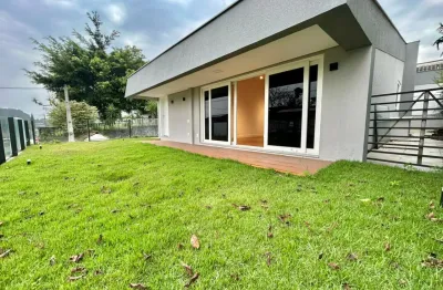 Casa plana reformada com 1 suíte master e 2 quartos e 2 vagas de garagem.