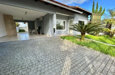 Casa com potencial comercial e residencial com 201 m2 privativos, com 7 ambientes, espaço gourmet e 392m2 de terreno.