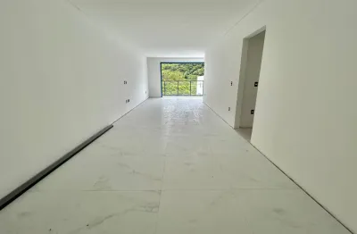 Apartamento com 3 suítes, lavabo, 2 vagas de garagem, living integrado com vista livre e ventilação cruzada.