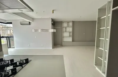 Apartamento com 3 suítes, 2 vagas de garagem, semimobiliado.