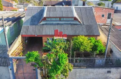 Casa com ático e amplo terreno na cidade industrial.