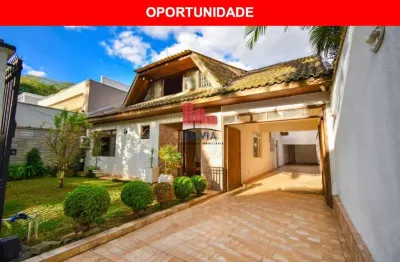 Maravilhosa residência no água verde com 4 quartos sendo 3 suítes, área de festa com piscina e 5 vagas de garagem.