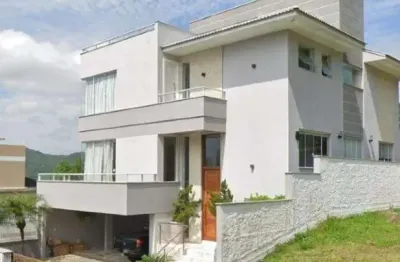Casa totalmente mobiliada no bairro ariribá em balneário camboriú.