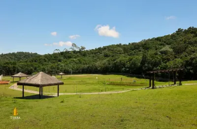 Terreno a venda no condomínio gralha azul localizado na área rural em camboriú.