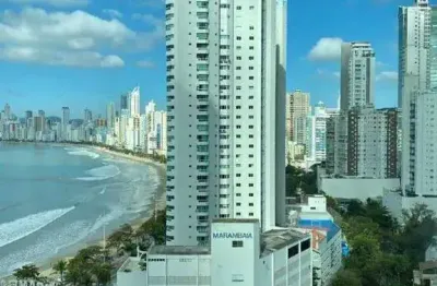 Apartamento de alto padrão com vista para o mar em balneário camboriú.