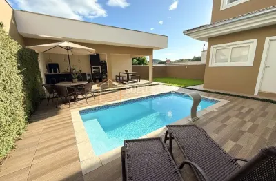 Casa em condomínio com 4 dormitórios, piscina e área de festas