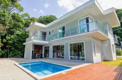 Casa em condomínio fechado semimobiliada com 3 quartos sendo 1 suíte master e 2 demi-suites  no bairro américa em joinville sc. por r$3.200.000,00