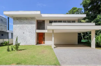 Casa em condomínio fechado semimobiliada com 3 quartos sendo 1 suíte master e 2 demi-suites  no bairro América em Joinville SC. Por R$2.880.000,00