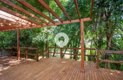 Casa ensolarada com 3 suítes e terreno privativo grande, em condomínio fechado no bacacheri