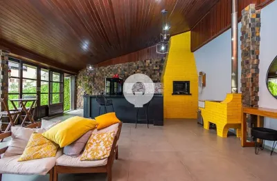 Casa térrea reformada com 219m² com edícula e piscina