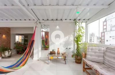 Cobertura duplex reformada no coração do bigorrilho - estilo, conforto e sofisticação.