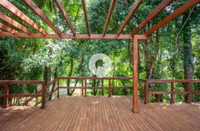 Casa ensolarada à venda - 3 suítes e terreno privativo grande em condomínio no bacacheri