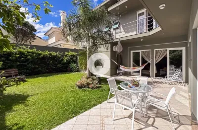 Casa á venda com 4 suítes e quintal com espaço para piscina no jardim social