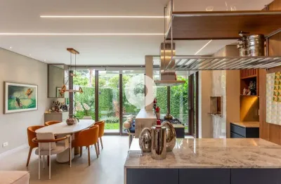 Townhouse com 150 m², face norte, jardim e condomínio no mercês