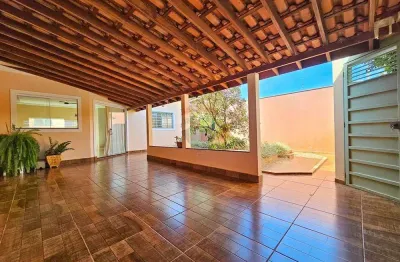 Casa com 3 quartos à venda na Rua Carlos Piola, 311, Centro, Brodowski