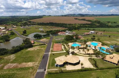 Terreno à venda, com 1000m², plano e pronto para construir no condomínio mirante das águas em cajuru sp