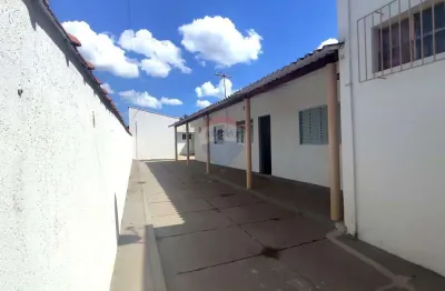 Casa térrea à venda, reformada, 300m² com 2 quartos,  edícula , com loja comercial e 4 vagas no bairro Ipiranga