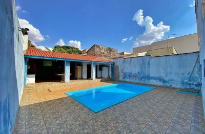 Casa assobradada à venda com 396m², 3 quartos sendo 1 suíte no bairro jardim irajá