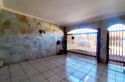 Sobrado com 229m² de área útil, com 3 suítes, 2 vagas cobertas, churrasqueira, no bairro parque ribeirão em ribeirão preto