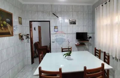 Casa com 4 quartos sendo 2 suítes,  194m², 2 vagas de garagem, à venda no jardim palmares